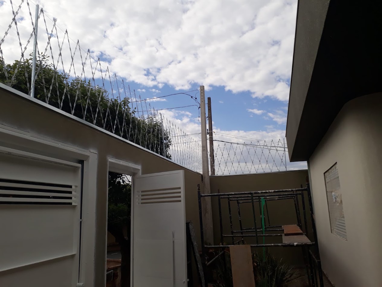 Cerca elétrica instalada no perímetro de um imóvel